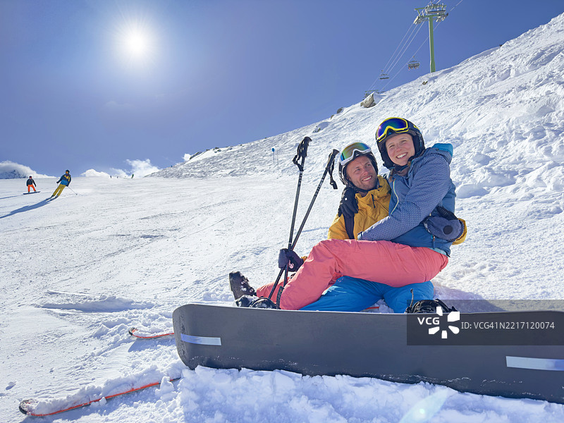 在滑雪坡上相拥的情侣图片素材
