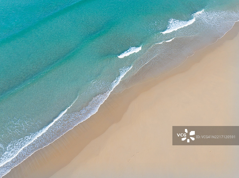 从高处俯瞰空旷沙滩的水边图片素材