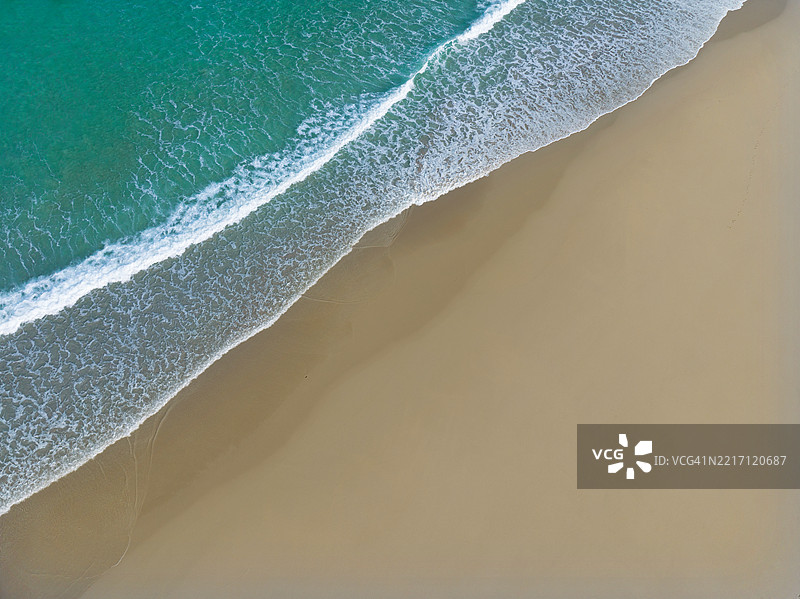 从高处俯瞰空旷海滩的水边图片素材