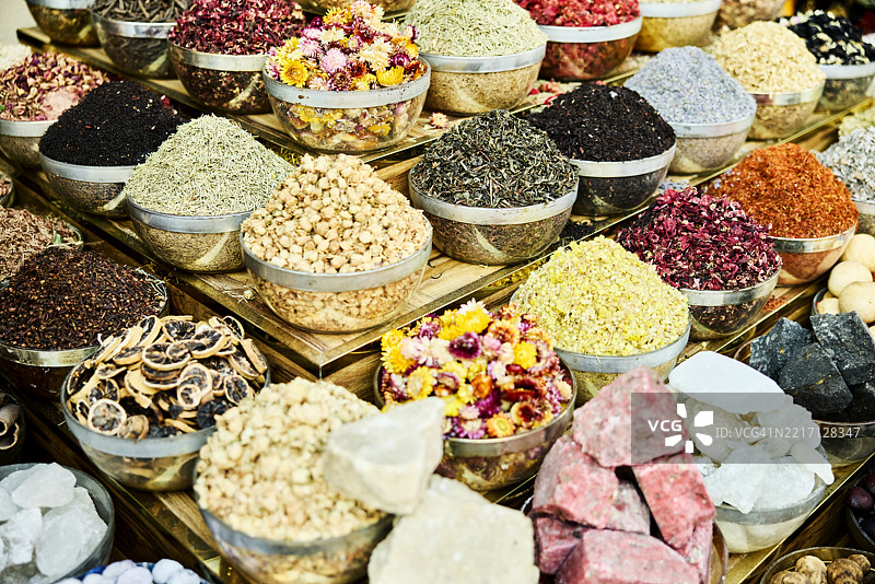 色彩斑斓的香料在摊位上排列整齐图片素材