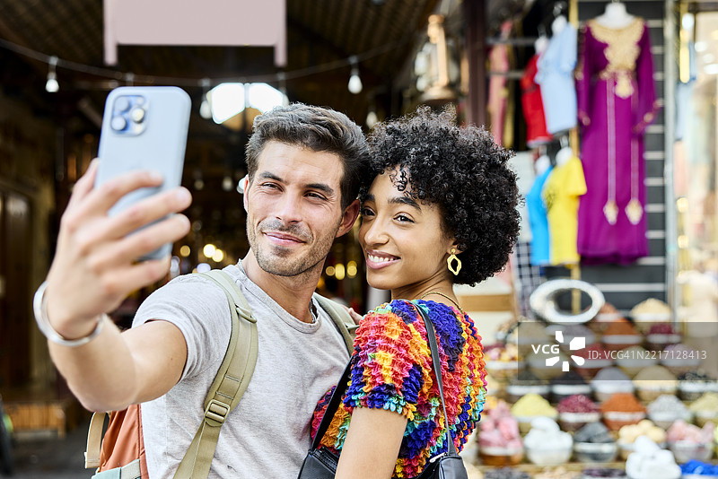 快乐的情侣通过智能手机自拍图片素材