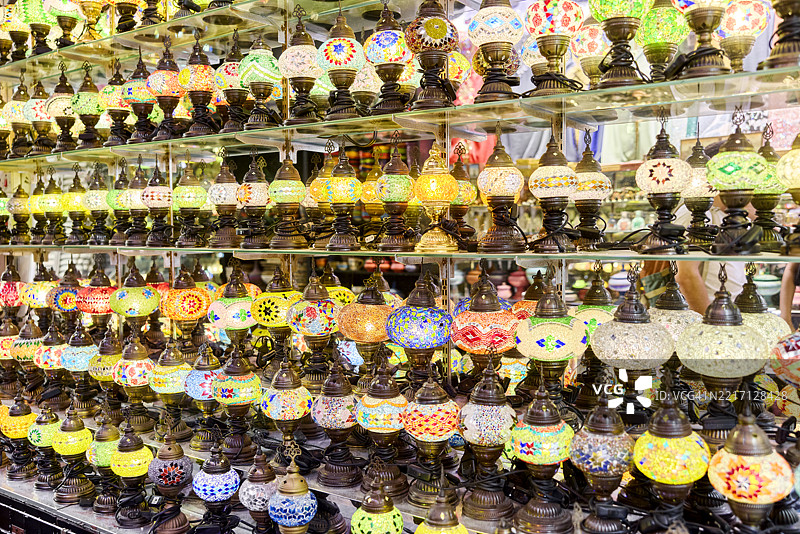 五彩缤纷的电灯排列在玻璃架上图片素材