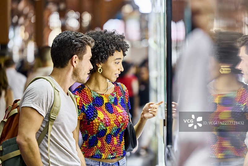 女朋友和男朋友一起逛街购物图片素材