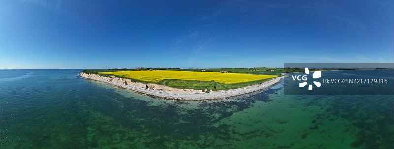 丹麦Ærø岛周围的海洋和风景的180度航拍全景，前景是考古遗址圣阿尔伯特教堂。图片素材