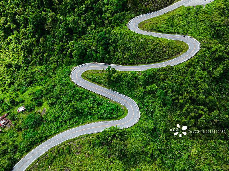 泰国南邦省提供壮观的青翠山脉和蜿蜒的道路美景。图片素材