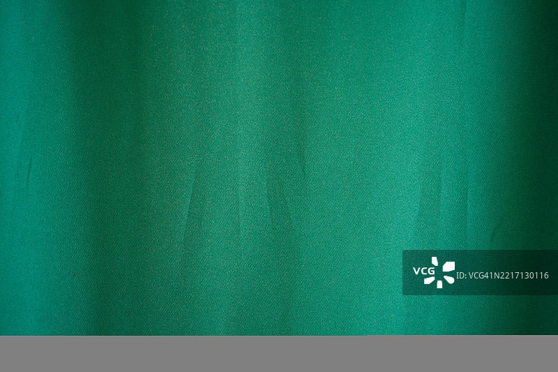 背景是一个古老的磨损混凝土墙，带有深绿色调。图片素材