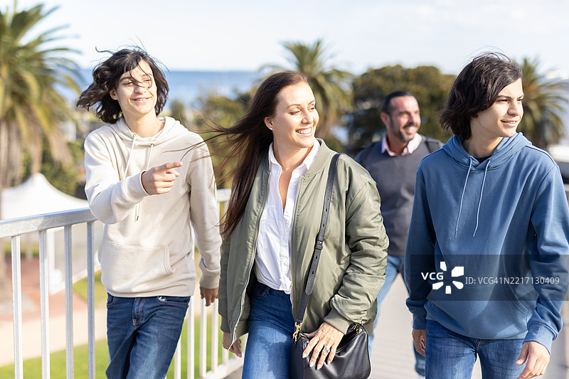 带着青少年男孩的家庭观光图片素材