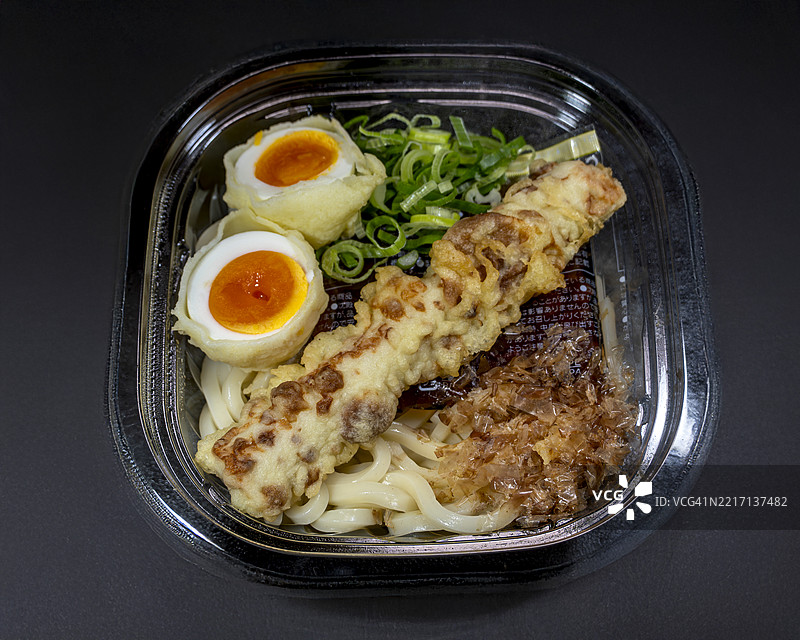 冷乌冬便当，配有竹轮天妇罗、蛋天妇罗和鲣鱼 flakes图片素材