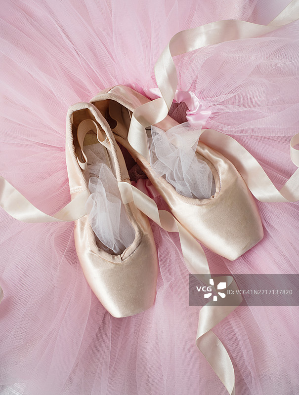 粉色芭蕾舞裙上的芭蕾舞鞋图片素材
