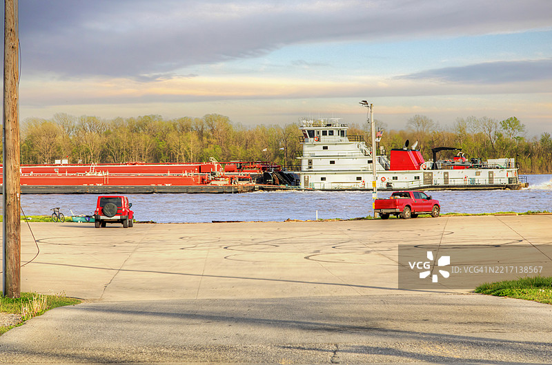驳船在红星通道的密西西比河上向北航行图片素材