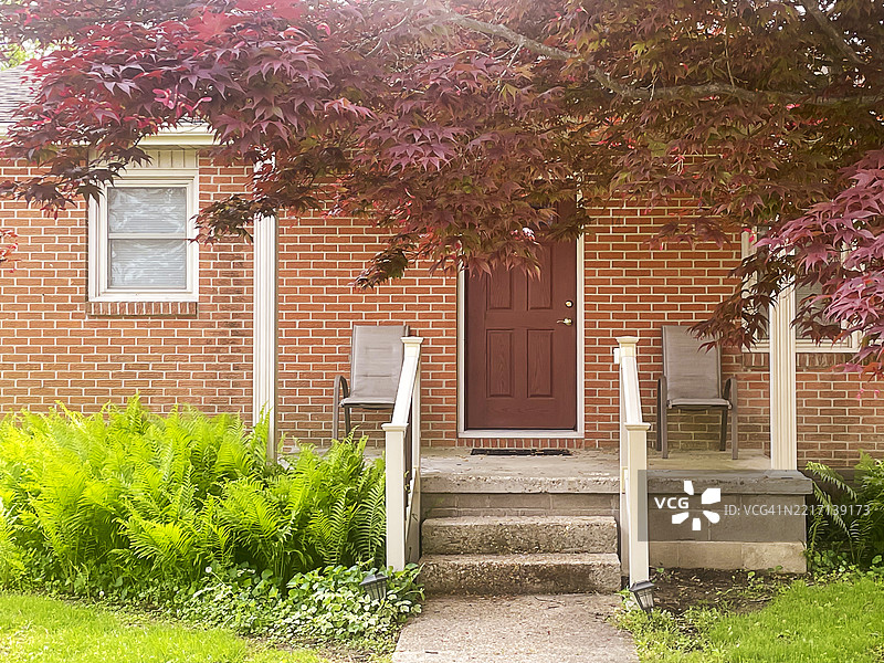 乡村风格的门廊在枫树的光辉下图片素材