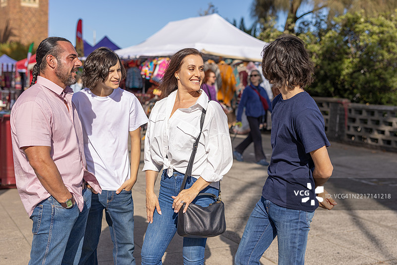墨尔本圣基尔达海滩街市的家庭购物图片素材