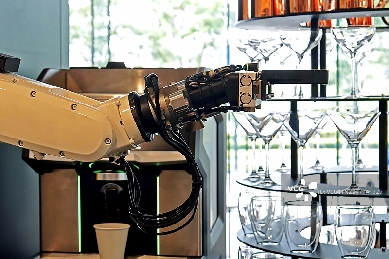 机器人手臂在咖啡机中准备咖啡图片素材