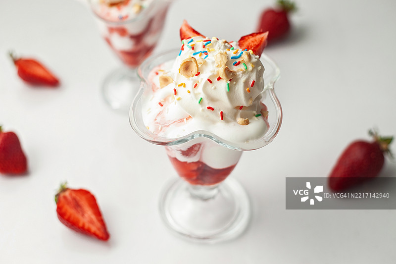 甜蜜夏日美味：草莓圣代诱惑图片素材