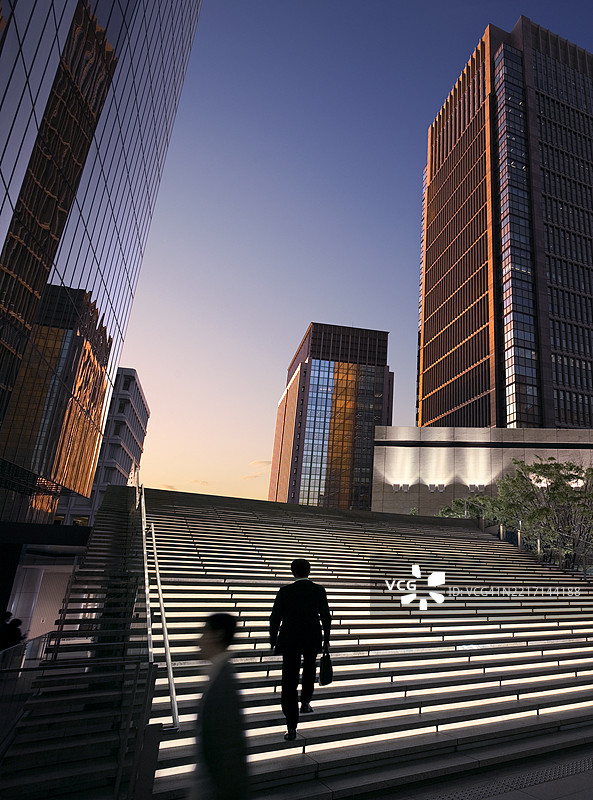 商人在黎明时分抵达现代商业区图片素材