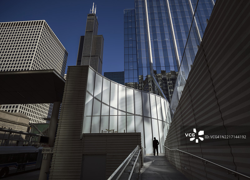 阳光明媚的日子里，现代办公大楼矗立在芝加哥市中心图片素材