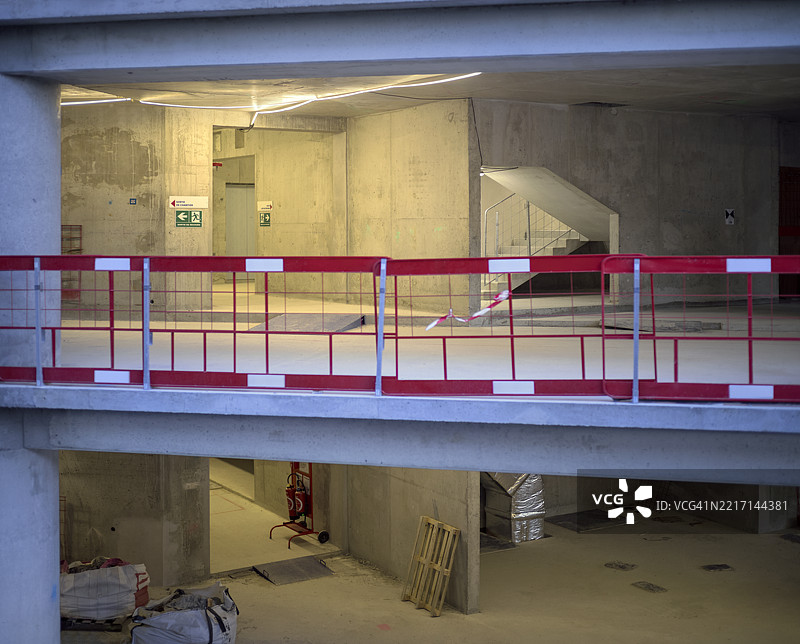 黎明时分大型办公楼施工现场的特写照明图片素材