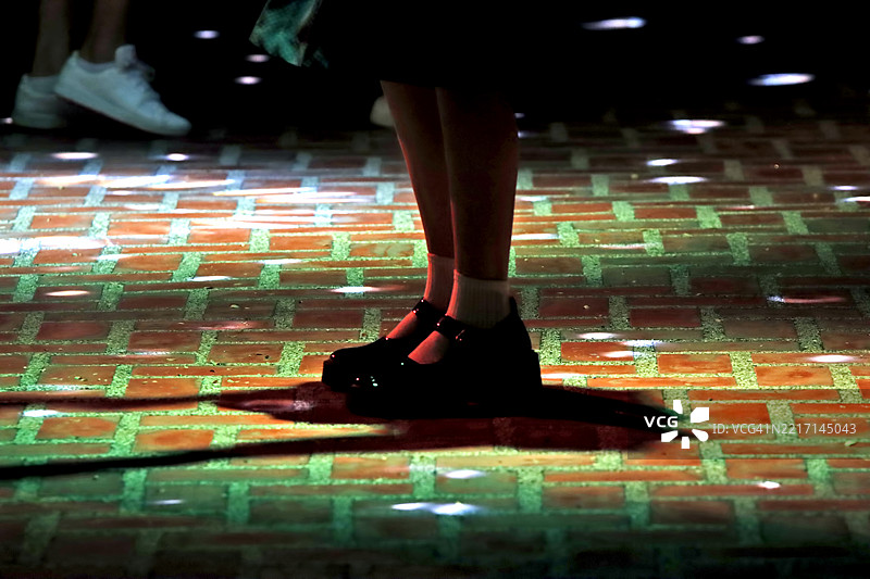 未知女性在舞池中跳探戈图片素材