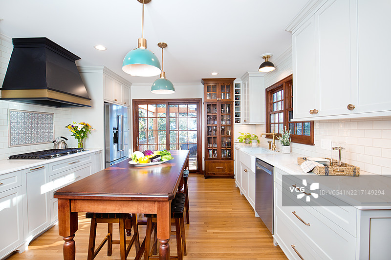 住宅中的现代经典厨房设计翻新图片素材