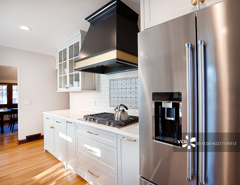 住宅中的现代经典厨房设计翻新图片素材