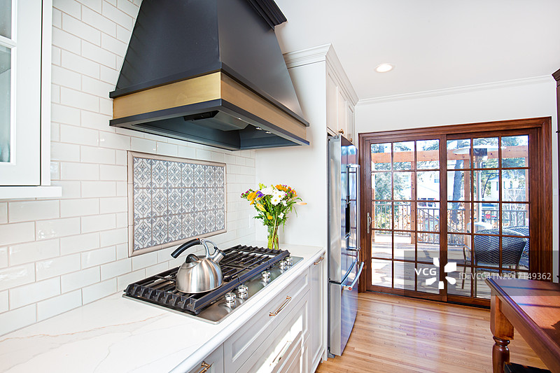 住宅中的现代经典厨房设计翻新图片素材