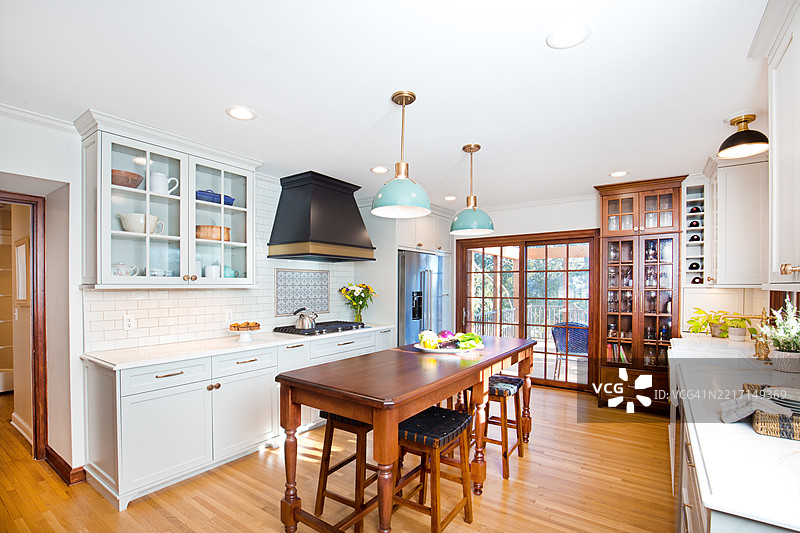 住宅中的现代经典厨房设计翻新图片素材