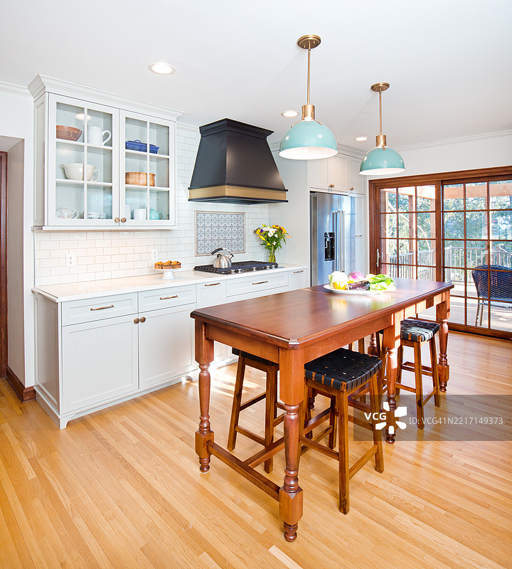 住宅中的现代经典厨房设计翻新图片素材