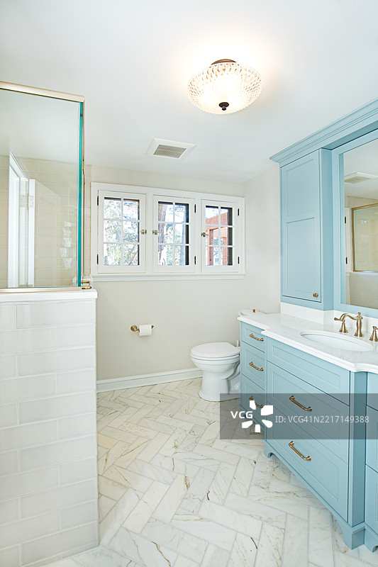 现代经典浴室化妆间设计，配有梳妆台和洗手池图片素材