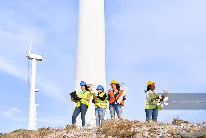 女性工程师在风力发电厂工作图片素材