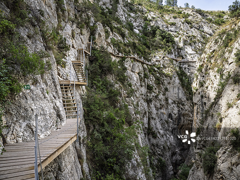 冒险旅游，风景如画的高峡谷中嵌入岩壁的木栈道，雷尔尤人行天桥。图片素材