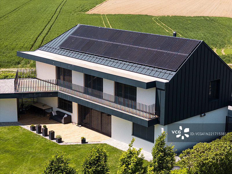 现代房屋与风景如画的太阳能电池板图片素材
