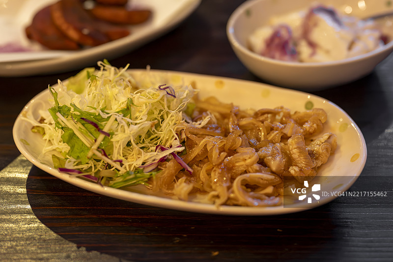 烤猪耳，冲绳本部，日本 - 传统酒吧小吃图片素材