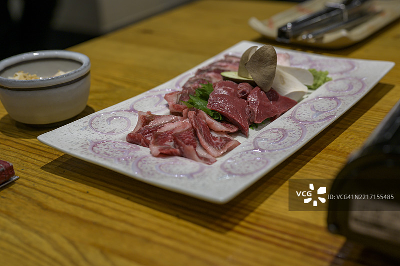 准备烤制的马肉，熊本，九州，日本图片素材