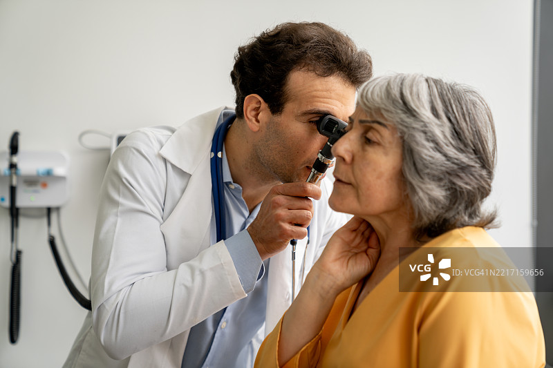 医生正在对一位老年患者进行医疗检查图片素材