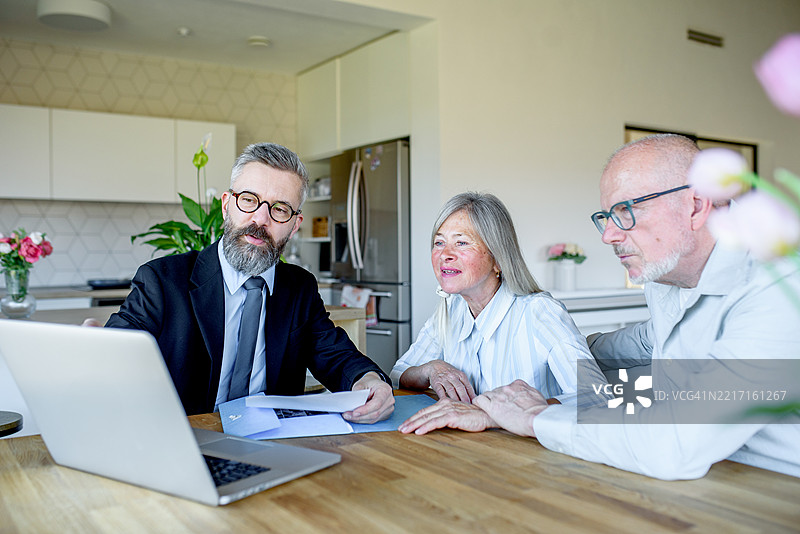 老年夫妇与财务顾问讨论预算和投资。图片素材