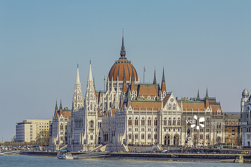 布达佩斯的匈牙利国会大厦，面朝多瑙河，白天，晴朗的蓝天图片素材