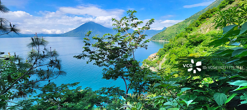 阿蒂特兰湖与背景中的火山图片素材