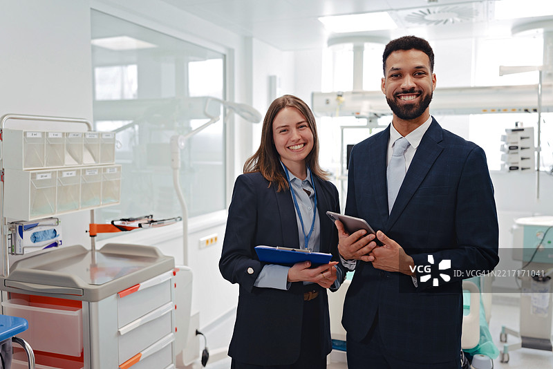 现代诊所的医院主任和经理。图片素材