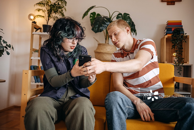 年轻情侣在家中因感情问题和嫉妒而分手图片素材