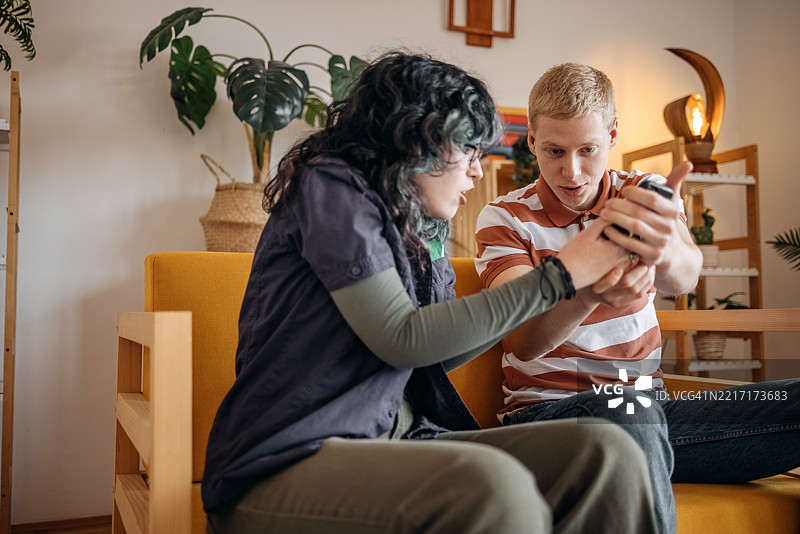 年轻情侣在家中因感情问题和嫉妒而分手图片素材