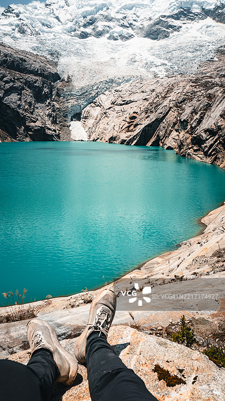 过去的徒步者的脚印通向冰川湖和山脉图片素材