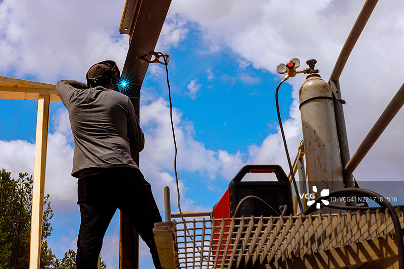 在施工现场的工作日焊接金属梁图片素材