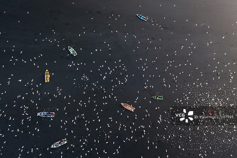 海滩上停泊的船只鸟瞰图图片素材