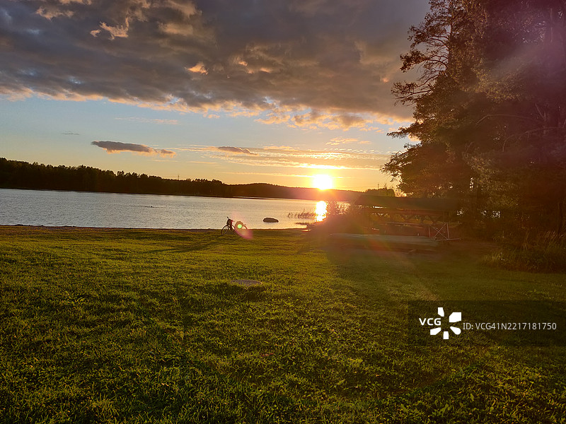 日落时分，芬兰库奥皮奥的天空下田野的美丽景色图片素材