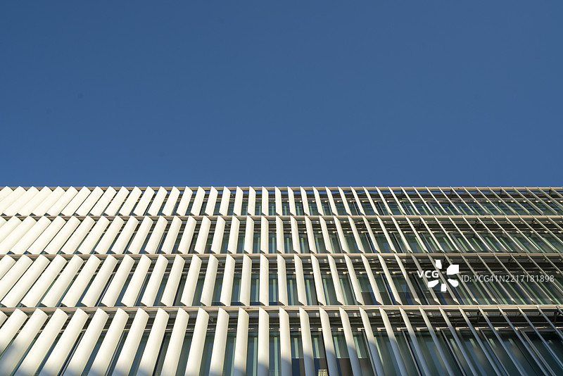 低角度视图的建筑与晴朗的蓝天相映衬图片素材