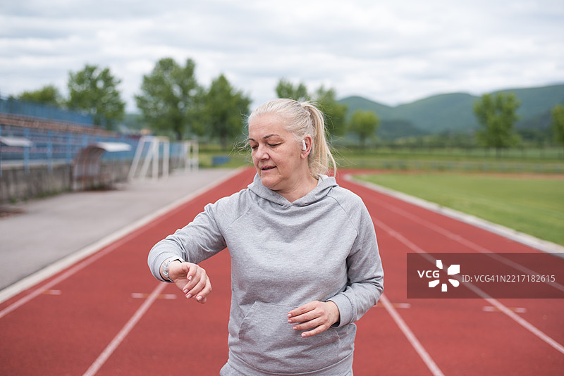 女性在智能手表上监测自己的进展图片素材