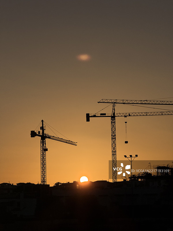 日落时分，天空中鹤的剪影图片素材