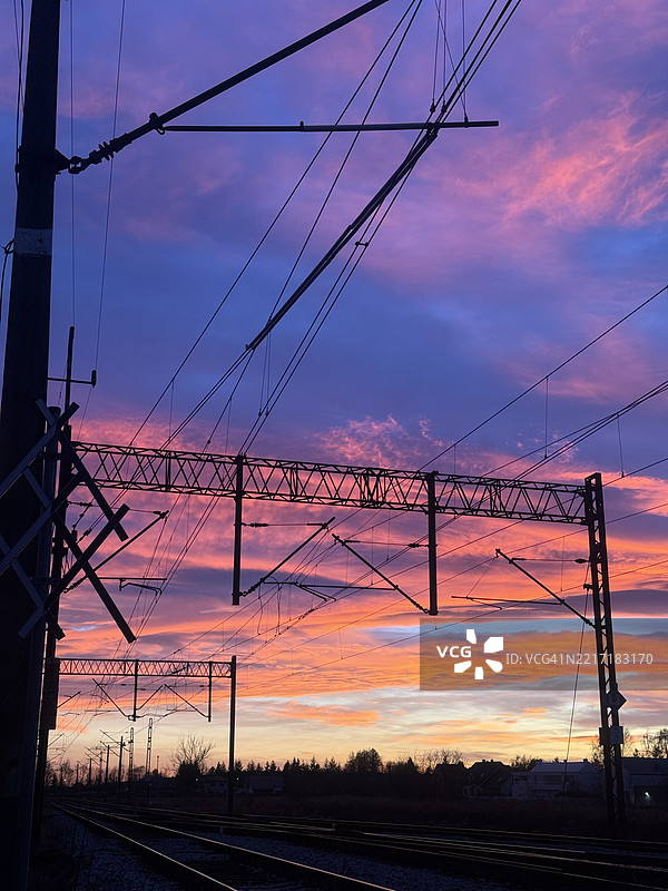夕阳下电力塔的低角度视图图片素材