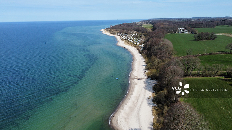 高角度俯瞰海岸与天空图片素材