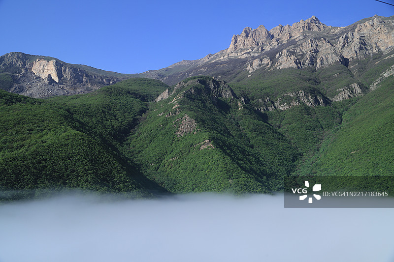 雾气弥漫，前方清澈的绿色，蓝天，查鲁斯，伊朗图片素材